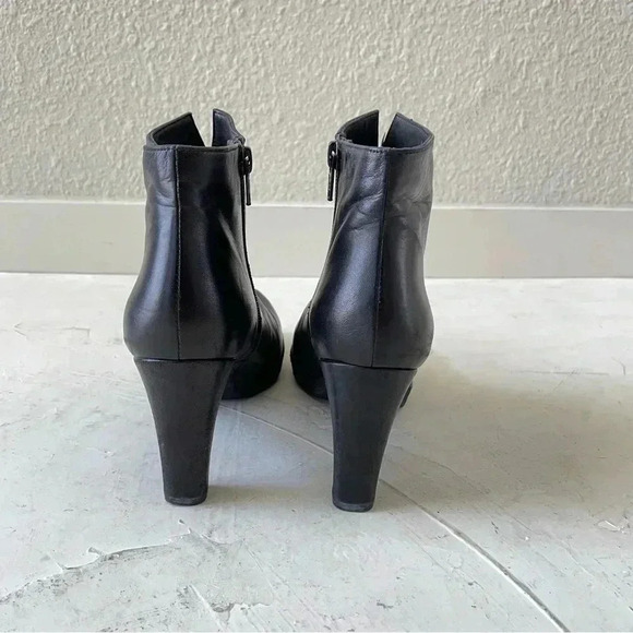 Stuart Weitzman Black Leather Back Zip Ankle Boots Booties Size 5.5M - Picture 3 of 11